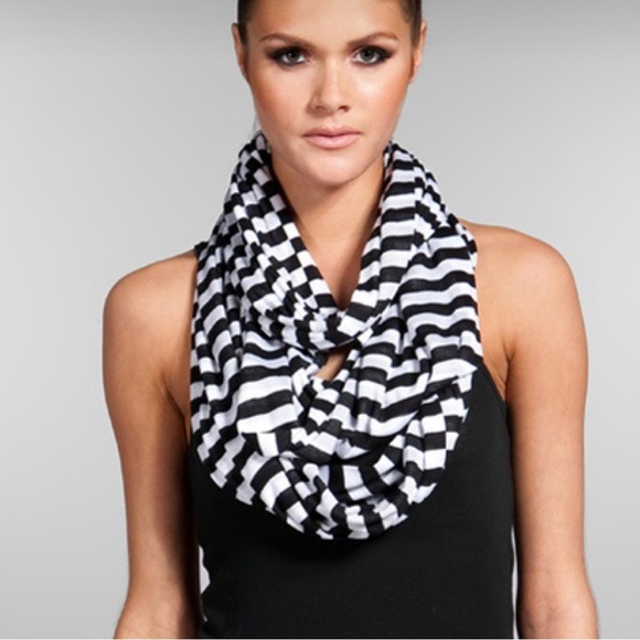 Infinity Scarf Black And White - Picture 3 of 5